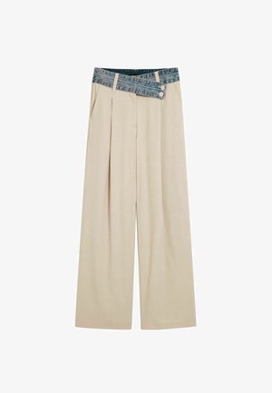 Pantaloni beige a gamba larga con fascia in denim in vita, dotati di chiusura con bottone e pieghe frontali, realizzati in tessuto liscio.