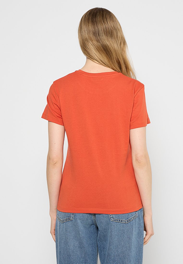 Kurzarm-T-Shirt aus verbranntem Orangeton in Baumwolle, mit klassischem Rundhals und normaler Passform, von hinten betrachtet.