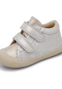 Scarpe per bambini in argento metallico con due strap in velcro, suola in gomma beige testurizzata e dettagli di cucitura sulla tomaia.