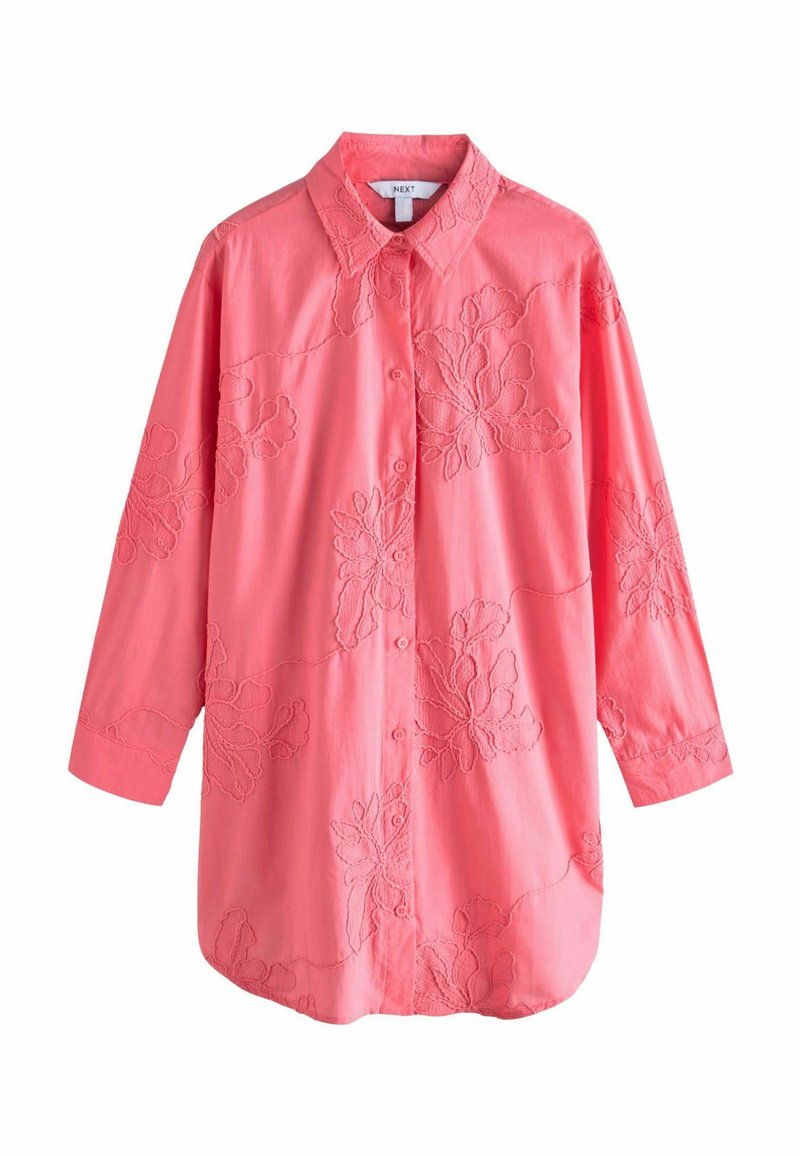 Camicia a maniche lunghe color corallo con ricami floreali, fronte con bottoni e colletto classico. Realizzata in tessuto leggero.
