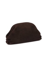 Barna velúr clutch táska, puha, lekerekített formával és összegyűrt részletekkel az oldalain. A textúra sima és puha.
