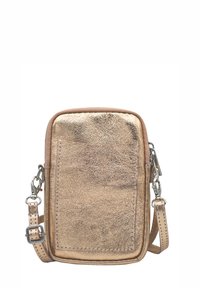 Sac bandoulière en or métallique avec une texture lisse, forme rectangulaire, poche avant, sangle réglable et accents de ferrures argentées.