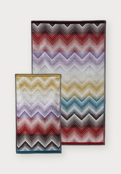 Geweven textielen tapijten in twee maten, met een zigzagpatroon in rood, paars, geel en teal, en een gestructureerd, kleurrijk ontwerp.