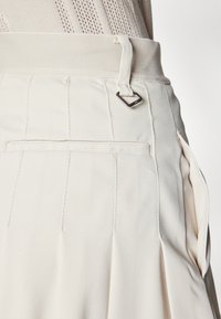 J.LINDEBERG Sports ARELLA PLEATED SHORTS 2-IN-1 - Legíny - moonbeam