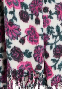 Bufanda de estampado floral con flores rosas y oscuras sobre un fondo blanco, con flecos en los bordes. Tela suave con una ligera textura.