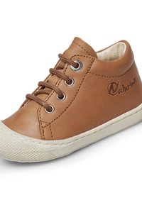 Braunes Leder Schuh mit hohem Schnitt, Schnürsenkeln, metallischen Ösen und einer strukturierten Gummisohle. Mit einem eingestempelten Logo an der Seite.