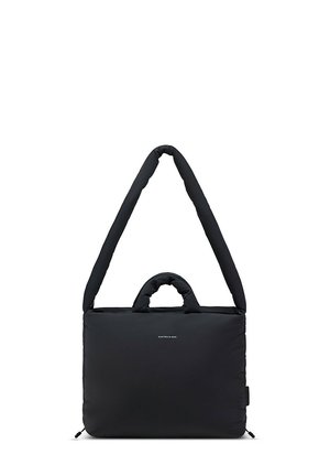 Sac d'épaule rectangulaire noir matelassé avec poignées courtes et longues, petit logo blanc "Kapten & Son" centré sur le devant.