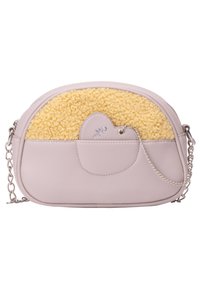 Lyse lilla faux læder crossbody taske med et gult tekstureret fleece panel. Hjerteformet accent og sølvfarvet kædesti. Buet form.