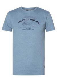 Světle modré bavlněné tričko s krátkými rukávy, kulatým výstřihem a předním potiskem s nápisem "Los Angeles Petrol Ind. Co." v tmavě modré barvě.