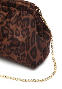 Torbica smeđe boje s leopard printom, izrađena od mekog materijala, s naboranim dizajnom i zlatnim lančićem za nošenje, naglašavajući teksturu i uzorak.