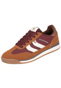 Zapatilla casual en marrón y burdeos con franjas blancas, cierre de cordones y texto de marca "#XTISHOESCOMPANY" en el lateral.