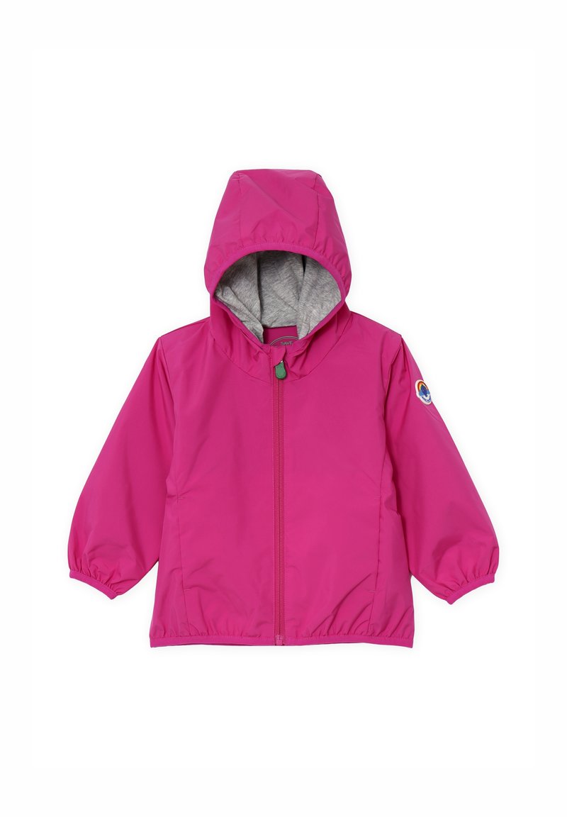 Giacca impermeabile rosa con fodera grigia sul cappuccio, chiusura frontale a zip, polsini elastici e logo circolare sulla manica sinistra.