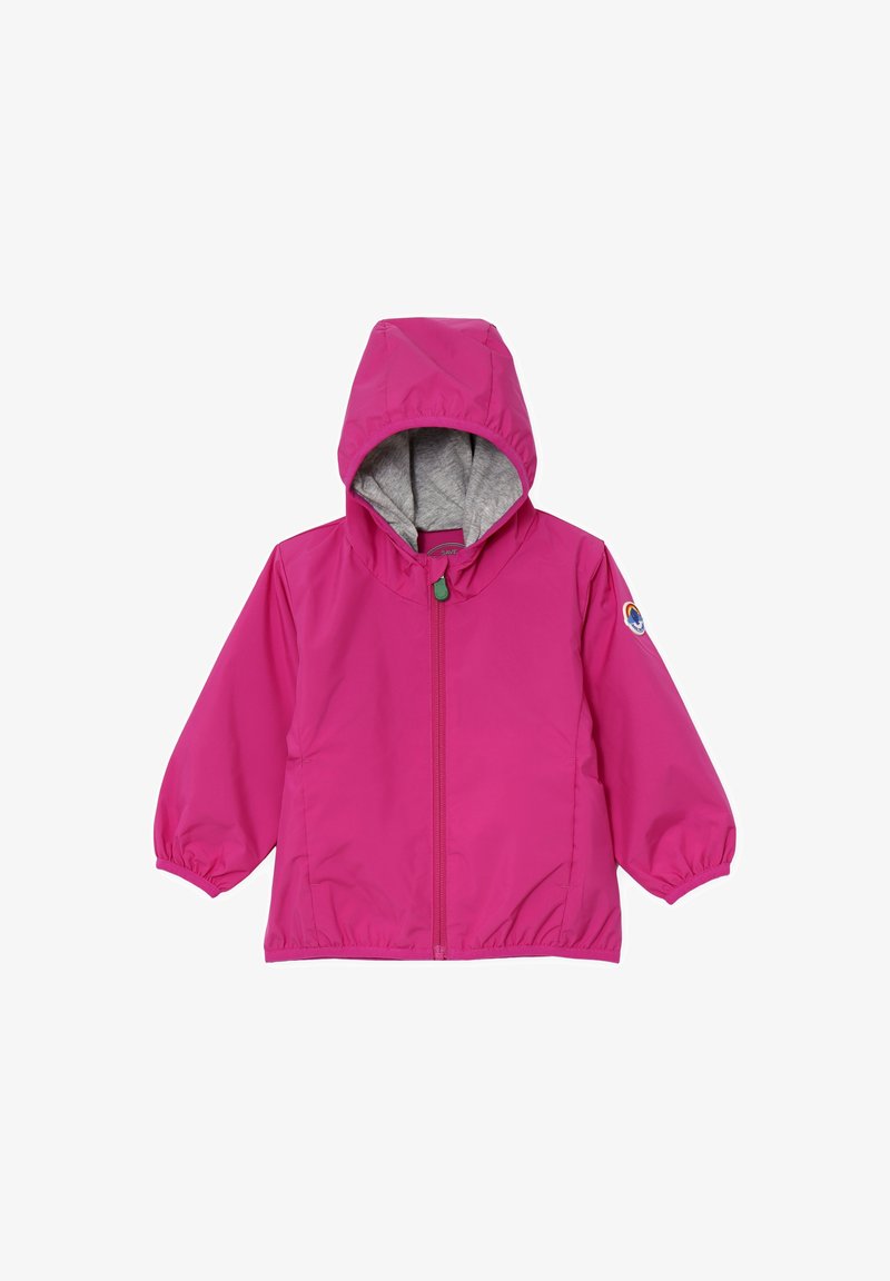 Giacca impermeabile rosa con fodera grigia sul cappuccio, chiusura frontale a zip, polsini elastici e logo circolare sulla manica sinistra.