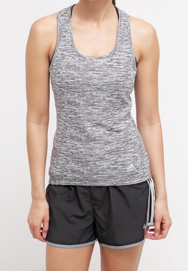 Débardeur de sport gris sans manches avec un motif texturé, associé à un short noir avec des accents blancs et des liens latéraux.