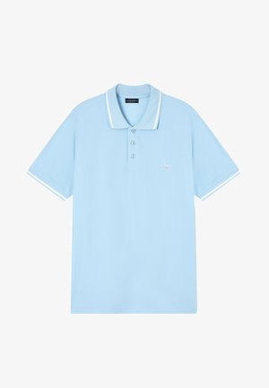 Jasnoniebieska koszulka polo z krótkim rękawem, białym obszyciem na kołnierzyku i rękawach, trzema guzikami oraz małym białym logo orła na piersi.