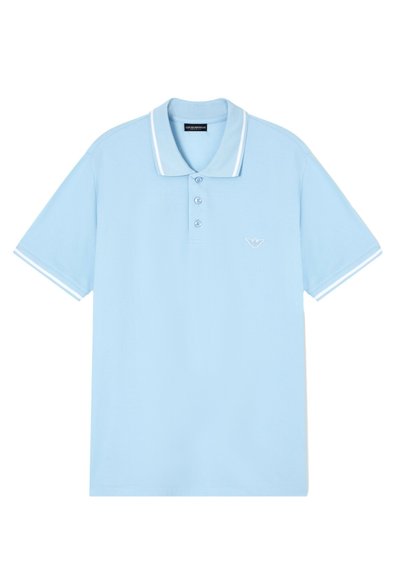 Polo bleu clair à manches courtes avec bordure blanche sur le col et les manches, trois boutons et un petit logo aigle blanc sur la poitrine.