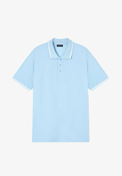 Polo bleu clair à manches courtes avec bordure blanche sur le col et les manches, trois boutons et un petit logo aigle blanc sur la poitrine.
