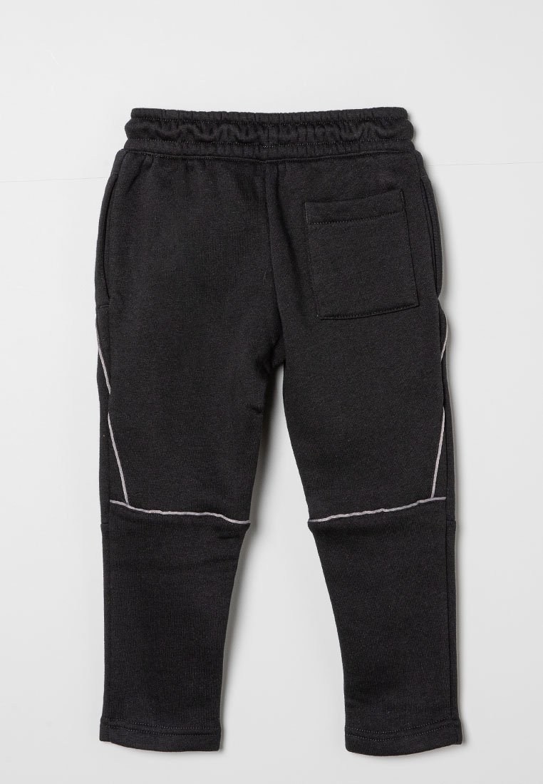 Schwarze Jogginghose aus weichem Material, mit elastischem Bund, seitlichen Taschen und kontrastierendem, hellem Stich entlang der Nähte.