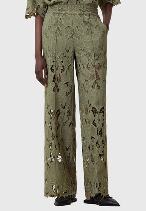Olivengrøn blondebukser med blomsterdesign og udskæringsdetaljer, der har en afslappet pasform og elastisk talje. Afsluttet med en bølget kant.