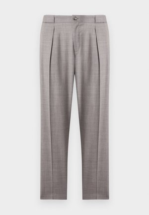 Lichtgrijze, op maat gemaakte broek met plooien, knoopsluiting en rechte pijpen, tentoongesteld tegen een witte achtergrond.