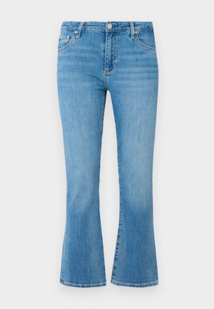 Gaiši zili džinsi ar izplestām kājām, augstajā jostā, priekšējām kabatām un izbalējušu krāsu. Ir metāla pogu aizdare un kontrastējošs diegs.