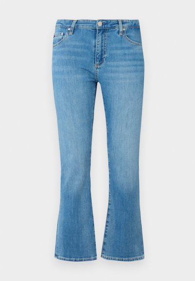 Lyseblå denim bukser med vid ben, høy midje, frontlommer og en falmet vask. Har metallknappelukking og kontrasterende sømmer.