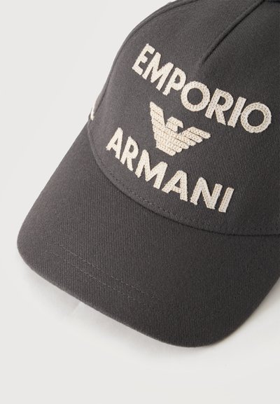 Casquette de baseball noire avec logo Emporio Armani brodé en blanc et texte sur le panneau avant.