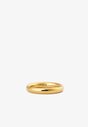 Anillo de banda de oro liso y pulido con una sutil inscripción grabada "DW" en el interior, mostrado sobre un fondo blanco.