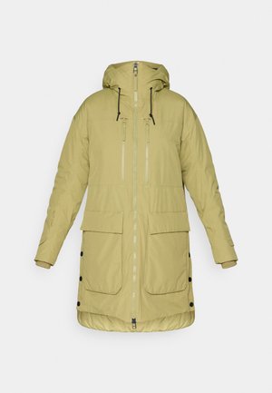 Prenda exterior de color amarillo claro con capucha, dos bolsillos delanteros, dos cremalleras en el pecho, cordones ajustables y detalles con botones a lo largo del dobladillo.