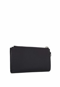 Czarny portfel na zamek błyskawiczny wykonany z teksturowanej tkaniny o smukłym prostokątnym kształcie, z zamkiem w kolorze srebrnym i subtelnymi detalami akcentującymi.
