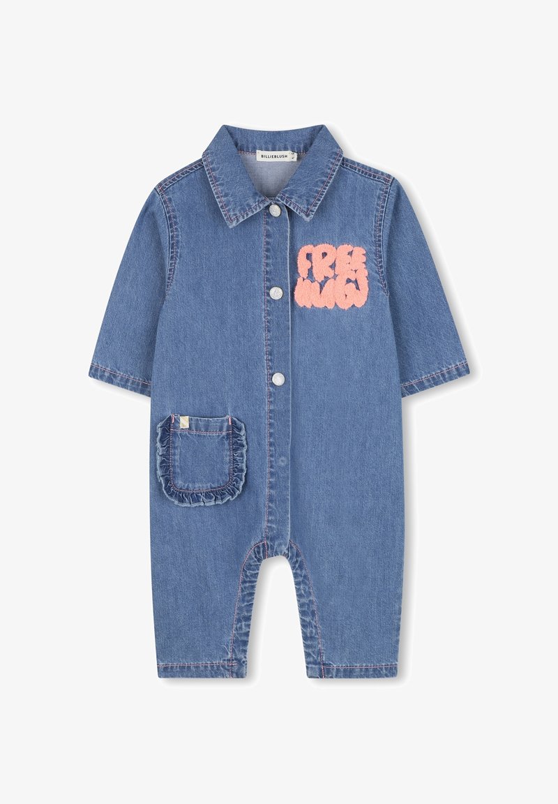 Combinaison bébé en denim à manches courtes avec col, boutons devant, poche latérale froncée et texte rose texturé "FREE MOM" sur la poitrine.