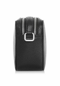 Czarna skórzana kosmetyczka o teksturowanej powierzchni, z podwójnymi srebrnymi zamkami błyskawicznymi i prostokątnym kształtem. Posiada solidną metalową pętlę.