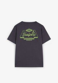 T-shirt grigio scuro a maniche corte con logo verde e testo "The Scalpers Quality Clothing" e grafica di teschio centrata sul retro.