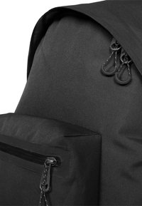 Černý texturovaný látkový batoh s dvěma zipovými táhly na hlavní kapse a jedním zipovým táhlem na přední kapse.