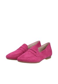 Rosa Wildleder-Loafer mit flacher Sohle, ausgestattet mit einem genähten Design und einer oberen Riemen-Applikation. Glatte Textur mit abgerundeter Zehenform.