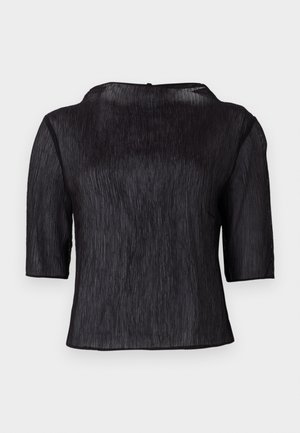 Zwarte semi-doorzichtige blouse van gekreukeld stof met elbooglange mouwen en een ronde halslijn, weergegeven op een witte achtergrond.