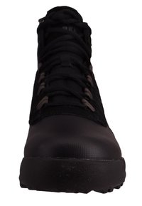 Czarne buty typu high-top z teksturowanym gumowym noskiem, oddychającą siateczkową cholewką i mocnymi sznurówkami. Posiadają wzmocniony zapiętek dla lepszego wsparcia.