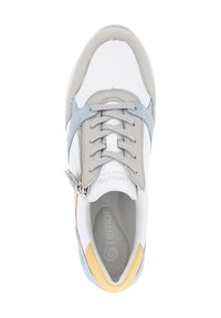 Hvide sneakers med lysegrå og blå accenter, med en tekstureret overflade, snørebånd og en sidelukning. Logo inden i skoen.