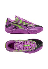 Paarse en zwarte sportschoenen met groene accenten; voorzien van een gestructureerd bovenwerk, gedurfde patronen en een gevoerde, gevormde zool.