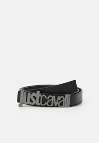 Svart lærbelte med matt tekstur og en skinnende metallspenne som har merkevarenavnet "justcavalli" i fete, store bokstaver.