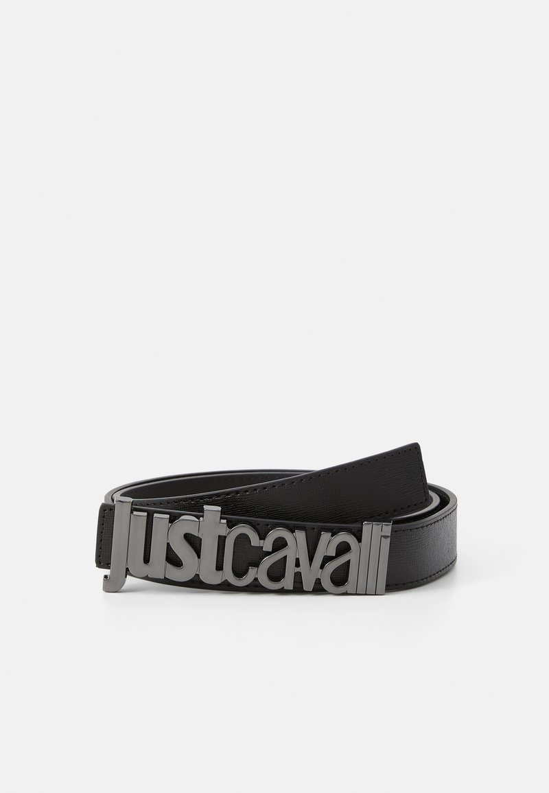 Svart lærbelte med matt tekstur og en skinnende metallspenne som har merkevarenavnet "justcavalli" i fete, store bokstaver.