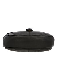 Ronde, zwarte leren tas met een gladde textuur, voorzien van een handvat aan de bovenkant en een gestikt ontwerp. Compact en plat profiel.