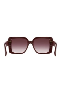 Vierkante zonnebril met donkerrode monturen en gradient lenzen. Heeft gouden hardware accenten bij de scharnieren.