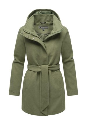 Cappotto verde oliva in misto lana con un design aderente, cappuccio staccabile, vita con cinturino, due tasche laterali e dettagli del logo discreti sul maniche.