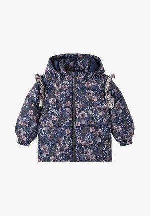 Doudoune florale en bleu foncé, ornée de fleurs violettes et blanches. Elle possède une capuche et des accents à volants sur les manches, avec des poignets en elastique.