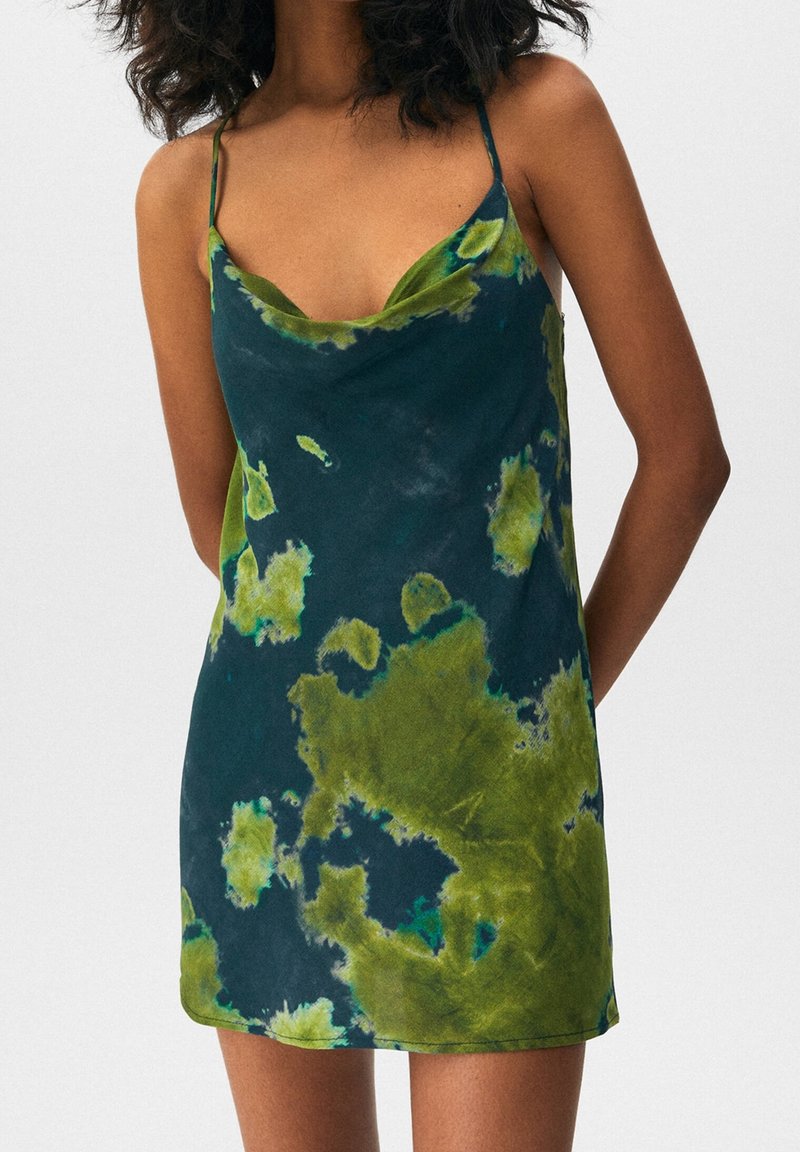 Hihaton mekko tummanvihreänä, jossa on marmorimainen batikkikuosi vaaleanvihreän ja sinisen sävyissä. Sileä kangas ja rento leikkaus.