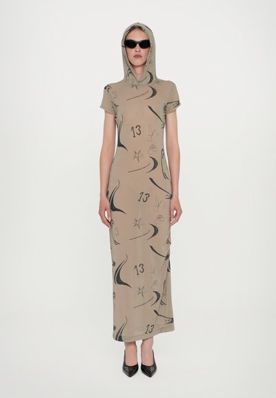 Vestido maxi con capucha en tejido beige, que presenta patrones abstractos negros y el número 13; diseño ajustado con mangas cortas y silueta recta.