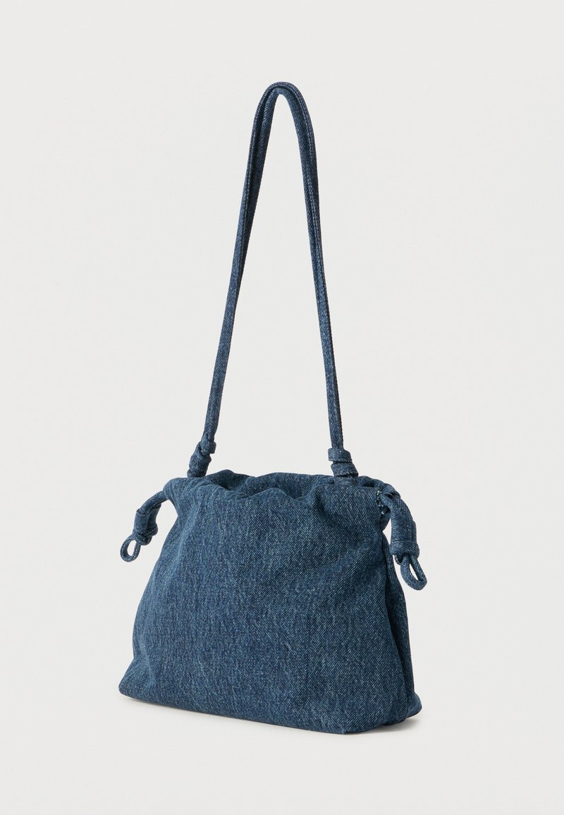 Borsa a tracolla in denim blu con tracolla lunga e parte superiore arricciata, caratterizzata da dettagli annodati su entrambi i lati.
