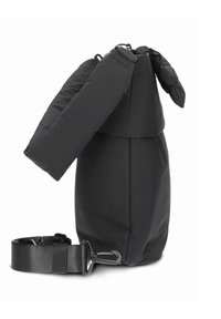 Sac bandoulière noir matelassé, forme cylindrique, avec fermeture éclair et bandoulière réglable. Doté d'un tissu doux et d'un clip pour la fermeture.