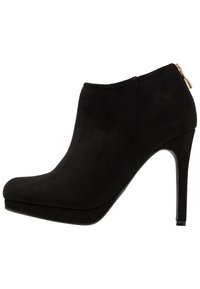 Černá semišová kotníková bota s kulatou špičkou, vysokým jehlovým podpatkem a ozdobným zipem vzadu. Hladký povrch s platformovou podrážkou.